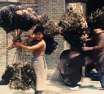 1917年儿童在上海街头卖鸡毛毯和草鞋
