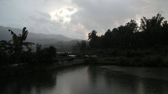 乡村傍晚夕阳森林湖面波光粼粼