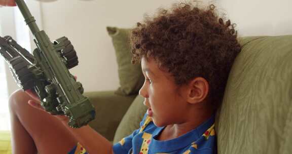 孩子从小就被要求玩玩具枪一种武器一种不良的教养传统
