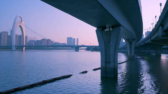 清晨朝阳下的珠江立交桥底景观