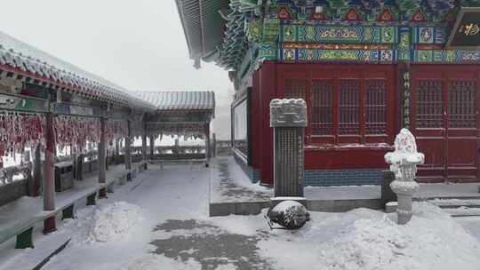 洛阳老君山金顶建筑屋檐雪后冰冻