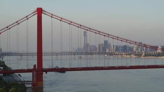 武汉江滩航拍旁晚鹦鹉洲大桥车江面江岸