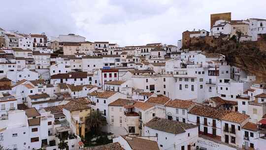 西班牙安达卢西亚加的斯省塞特尼尔·德拉斯·博德加斯美丽的村庄。米的天际线