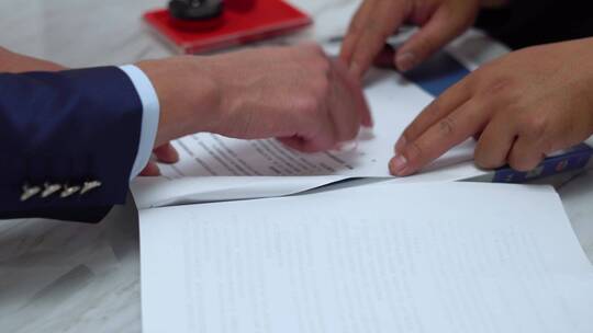 业务谈判成功签合同盖章压手印