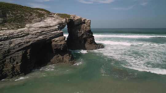 天然拱形岩石，海，悬崖，海浪