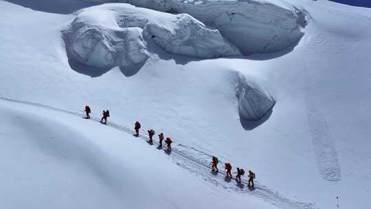 航拍冰川之父慕士塔格峰雪山冰川上的登山队