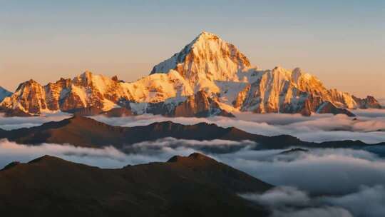 攀登雪山航拍日照金山唯美雪山延时山河ai