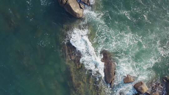 海浪与礁石风光航拍