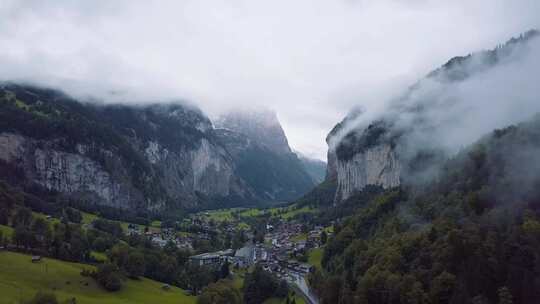 4k风景航拍瑞士阴天劳特布龙嫩小镇