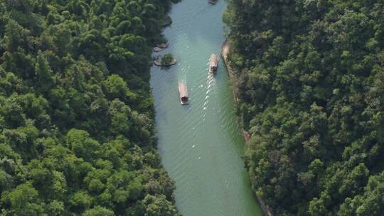 贵州荔波大七孔航拍 船在绿色湖面上航行