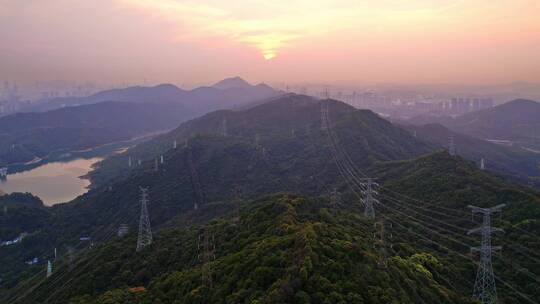山丘上的高压输电线塔夕阳下航拍