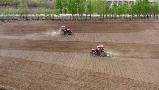 农田机械耕种4K航拍视频素材模板下载