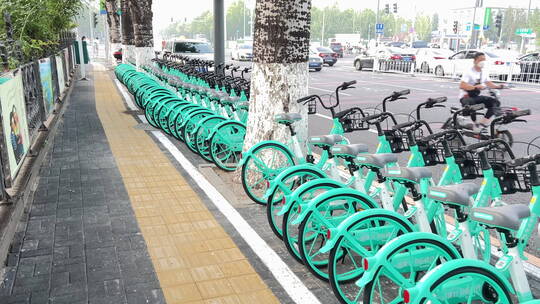 移动镜头北京市区排列整齐的共享单车视频素材模板下载