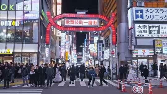 日本东京歌舞伎涉谷街道路口人流