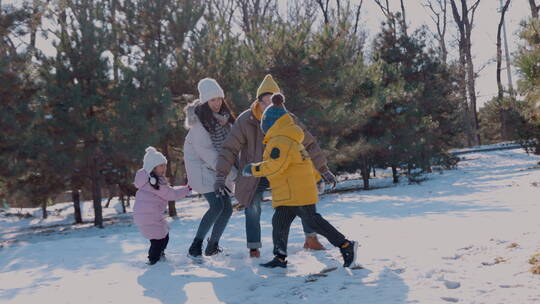 快乐家庭在雪地里玩耍