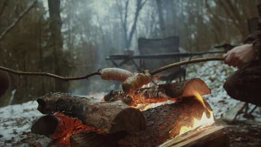 在森林里烤食物的猎人