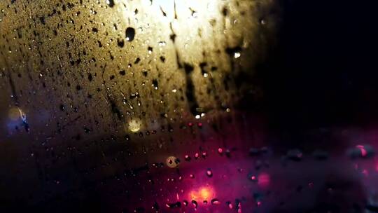 雨中模糊的车灯