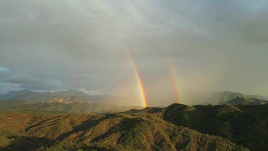 山峦山间飞越彩虹