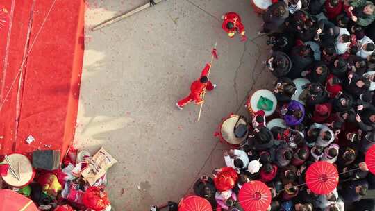 人群围观传统民俗表演