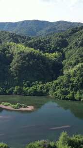 竖版航拍大自然山川植物蓝天白云