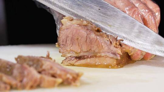 切肉大块牛肉卤制带汁羊肉汤汁涌出流出制作