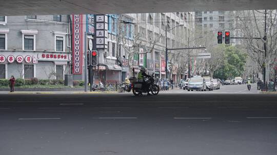 2022上海疫情街警察耐心等红灯