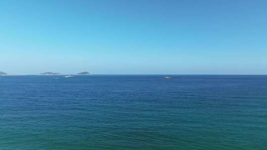 航拍三亚亚龙湾蓝天白云海浪游艇沙滩海岸线