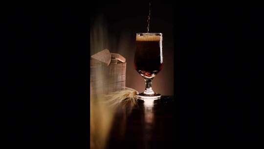 黑啤酒与大量泡沫在一个美丽的图像组成