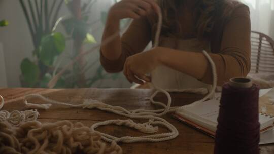 编织绳子的女人视频素材模板下载
