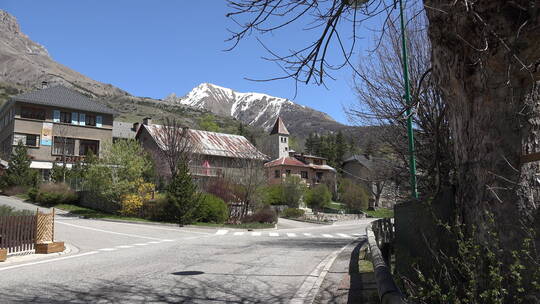 蓝天下的雪山和房屋