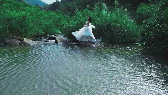 湖边白衣女子跳舞-水草-湖水-意境视频素材模板下载