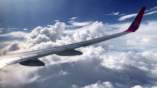 民航飞机穿越云层俯拍地面视频