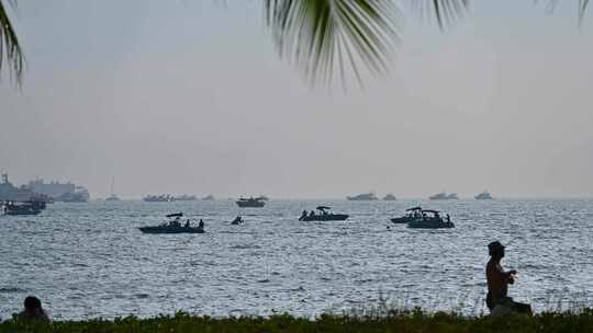 海南三亚椰梦长廊傍晚夕阳沙滩人物剪影