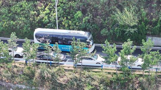 航拍威海市环翠区猫头山环海路观光大巴客车