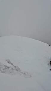 风雪中攀登四川贡嘎山区贡巴峰的登山者