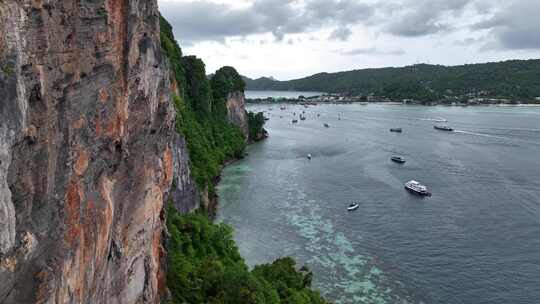 泰国皮皮岛屿海滨快艇自然风光航拍