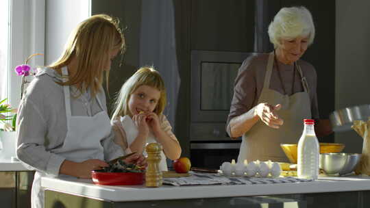 妈妈女儿和奶奶一起在厨房做饭