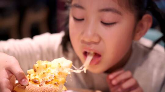 吃披萨的亚洲女孩视频素材模板下载