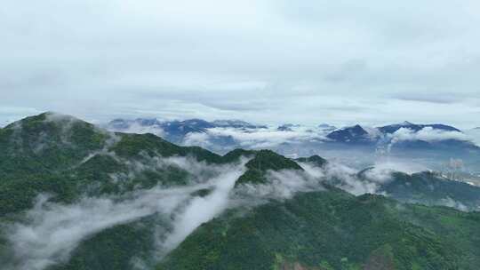 云雾中的大山