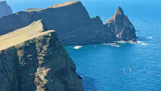 大西洋悬崖上火山岩石半岛的鸟瞰图