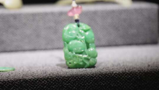 翡翠玉雕吊坠特写