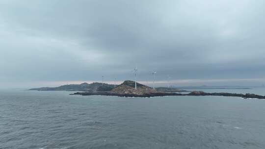 阴天海岛航拍大海岛屿乌云海洋下雨天海岸线