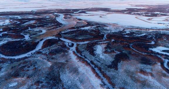 航拍冰雪覆盖的湿地河湾暮色