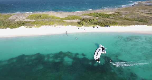 MAN Kitesurf右向左海岸海滩，白沙和绿松石水，洛斯罗克，无人机射击