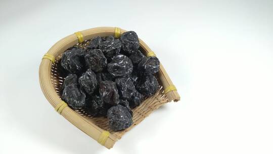 白底滑轮乌梅零食