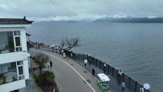 航拍大理洱海环湖路岸边风景游客旅行