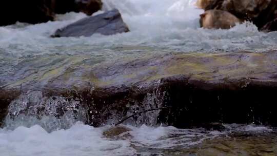 清泉石上流、岩石上的流水、放松的水流视频素材模板下载