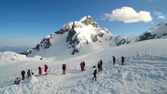 航拍云南丽江玉龙雪山蓝天白云积雪山峰