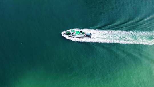 航拍大海上行驶的快艇