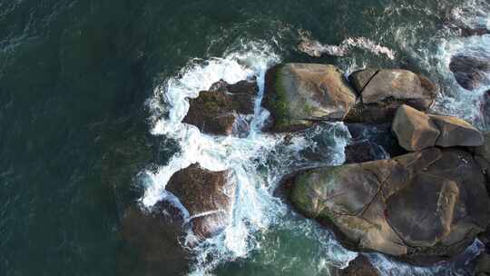 大海波涛汹涌航拍